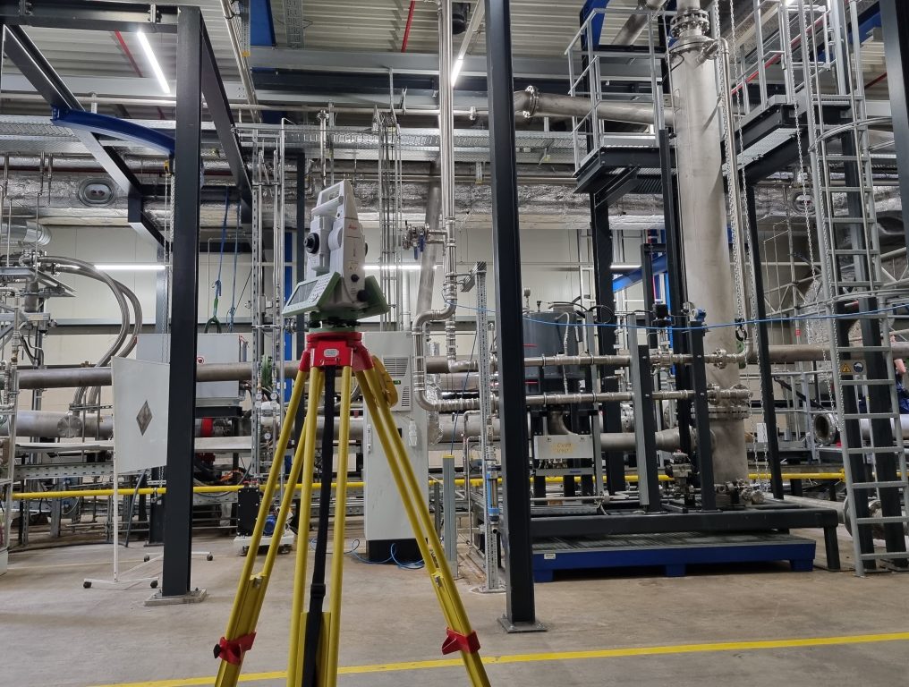 Geodätische Netzmessung in einer Industrieanlage