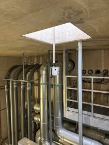 Hier ist ein Laserscanner zu sehen welcher mit dem speziell Stativ in den Schacht herabgelassen wird.