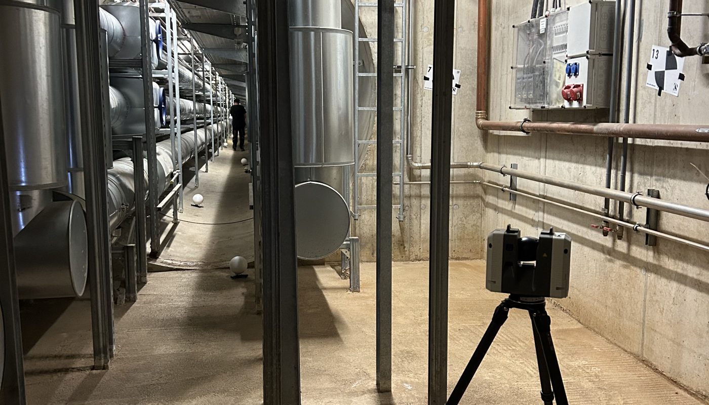 Hier ist ein Laserscanner mit Kugelzielzeichen zu sehen der im Schacht misst.